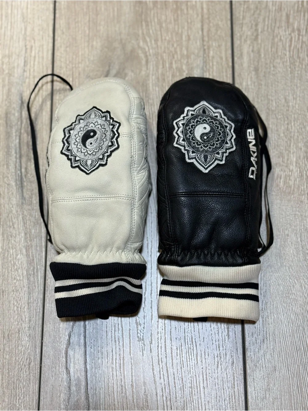 Dakine Leather Snowboard Mittens Yin Yang Team Lotus Black Cream Small